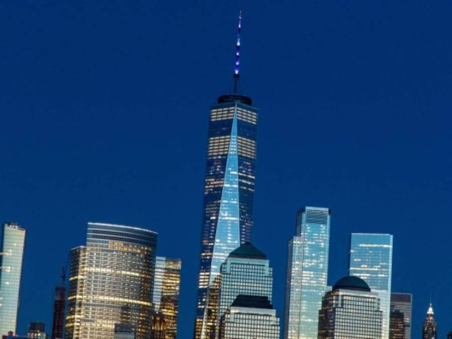 Edificios en EEUU se tiñen de azul en apoyo a los que combaten el Covid-19