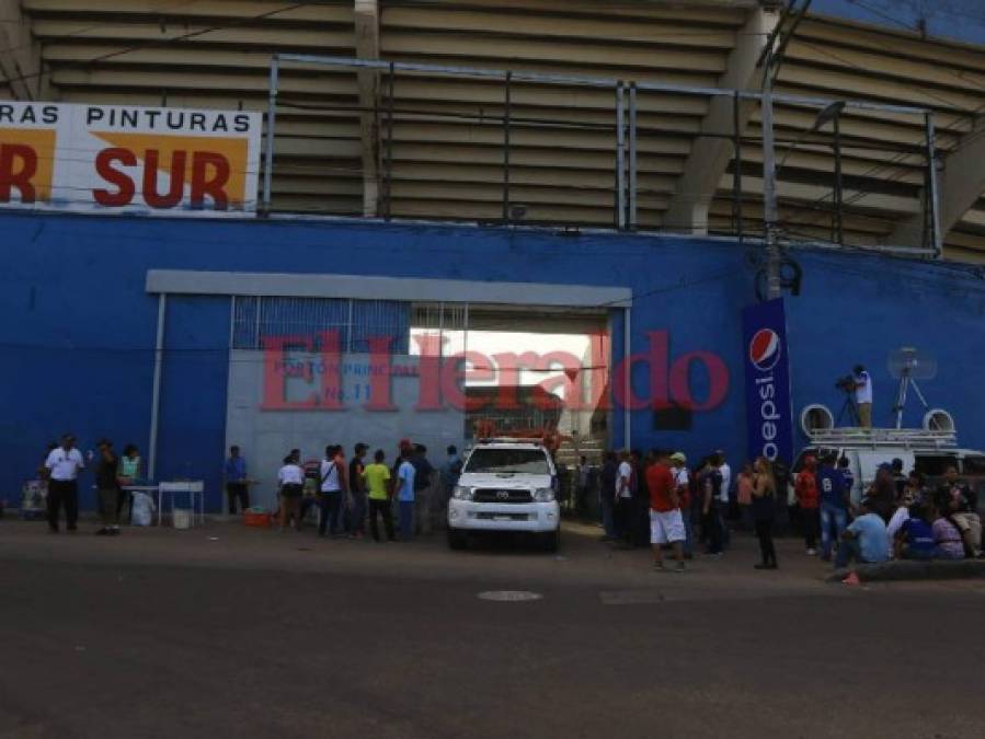 FOTOS: Aficionados de Motagua comienzan a pintar de azul el Estadio Nacional