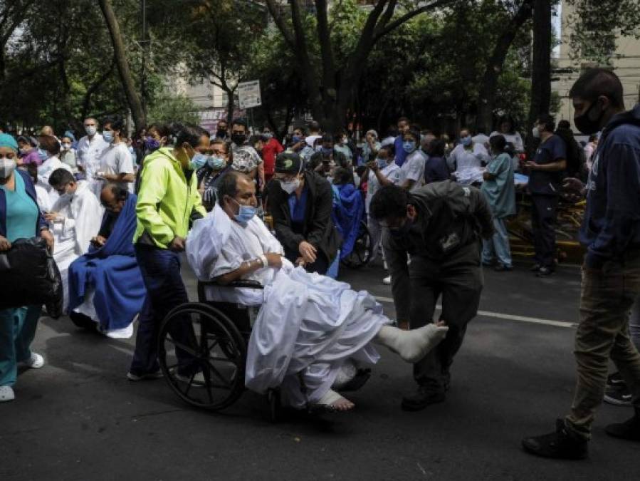 Pánico, pacientes en camilla a la calle y derrumbes: los daños del sismo en México (FOTOS)