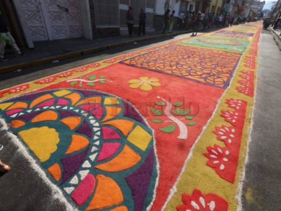 Coloridas alfombras de aserrín engalanan procesiones de este Viernes Santo
