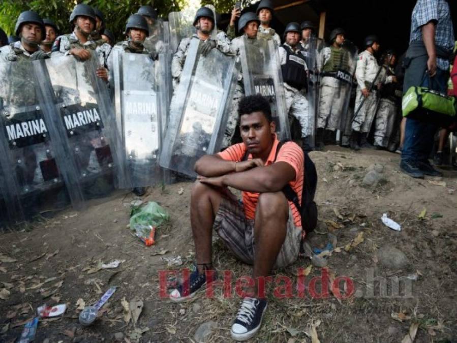 Con gritos y empujones repelen caravana migrante en México (Fotos)