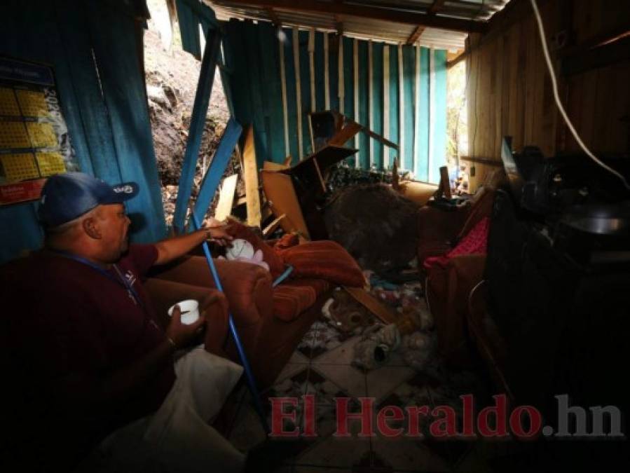 FOTOS: Destrucción y zozobra tras caída de roca sobre vivienda en la capital