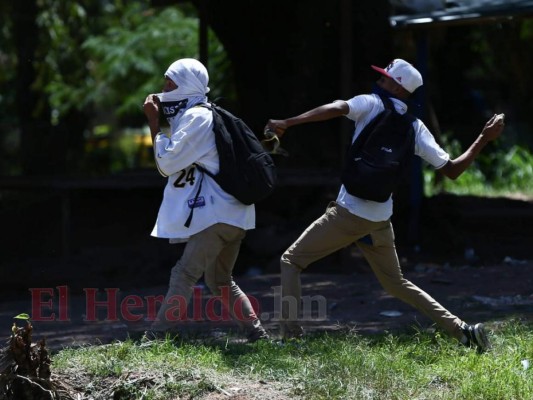 Honduras: Guerra campal entre estudiantes y policías en la colonia Kennedy