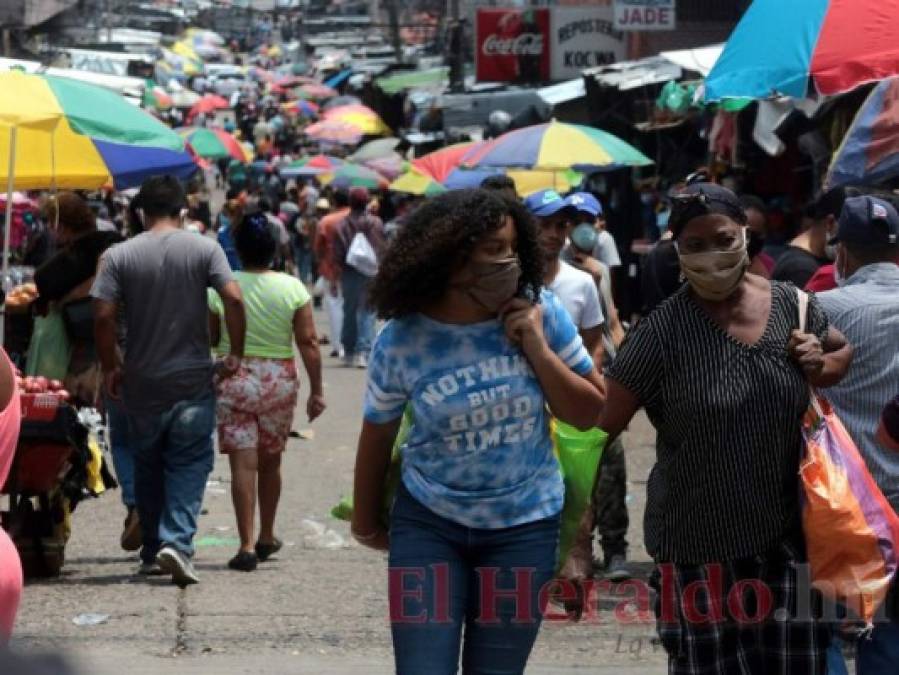 Tráfico y largas filas en bancos imperan en jornadas de abastecimiento de capitalinos