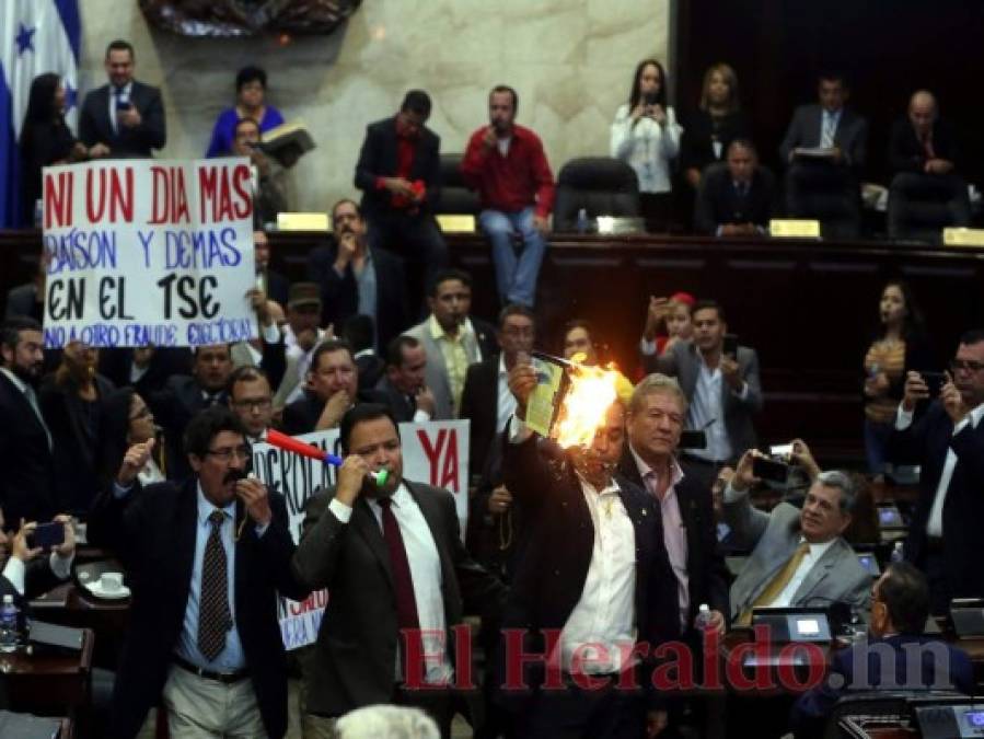 Golpes, quema de la Constitución y botellazos: Así fue el zafarrancho en el Congreso Nacional