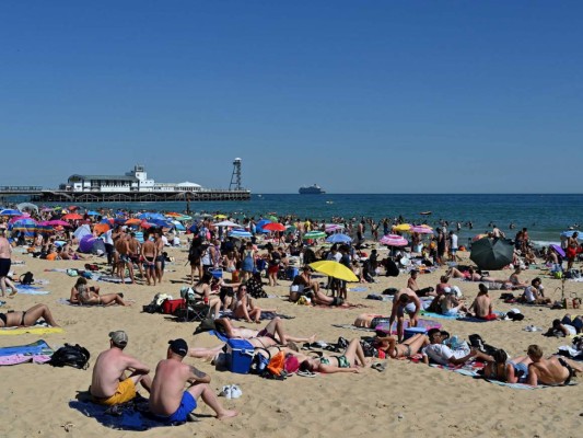 FOTOS: Indignante aglomeración en playa del sur de Inglaterra en plena pandemia