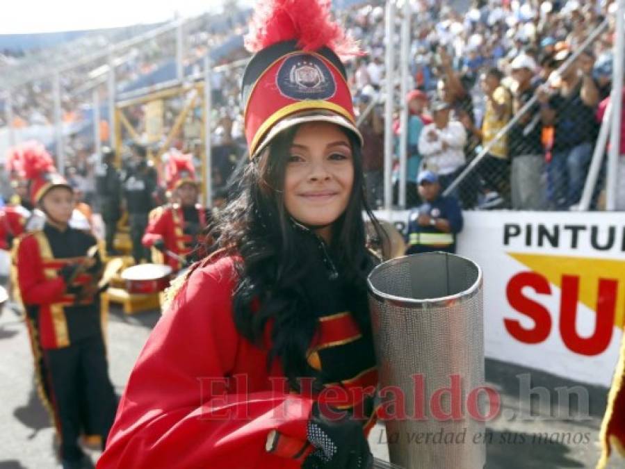 FOTOS: Los rostros más bellos de las jóvenes en los desfiles patrios