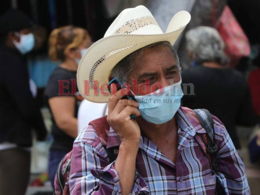 Bajo el Sol, la lluvia y el frío, la dura espera de familiares pacientes en alrededores del Hospital Escuela (FOTOS)