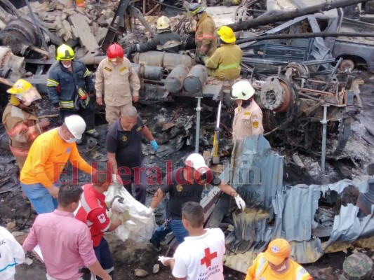 FOTOS: Así fue el rescate del cadáver del conductor de la rastra accidentada en zona sur