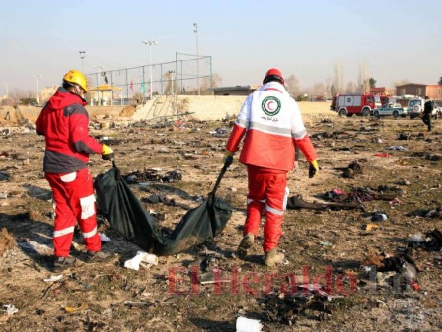 Cuerpos carbonizados y escombros, impactante escena del avión accidentado en Irán