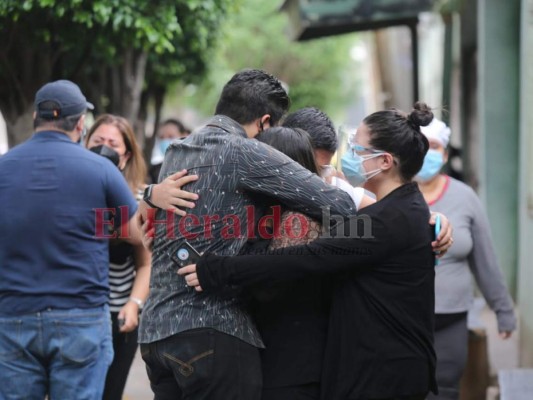 Amargo sábado por muerte del periodista David Romero, seres queridos lo lloran (FOTOS)
