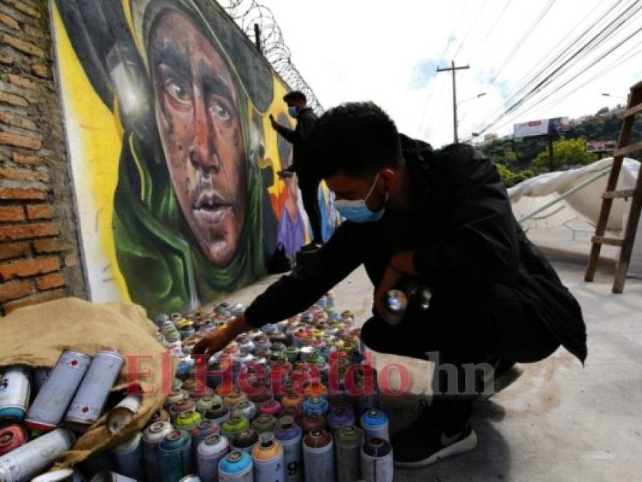 FOTOS: Hermanos muestran su arte en honor a los trabajadores que luchan en primera línea