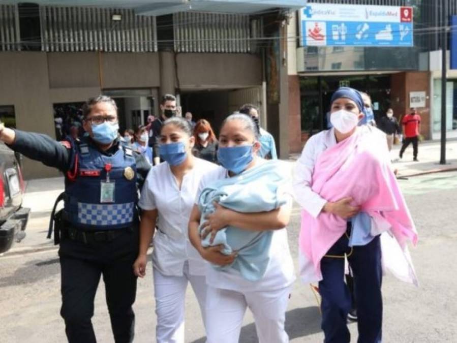 Pánico, pacientes en camilla a la calle y derrumbes: los daños del sismo en México (FOTOS)