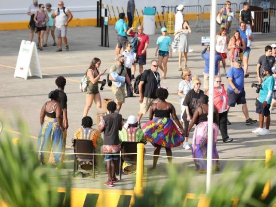 Diversión y sol, así fue la llegada de más de 12 mil turistas a Roatán