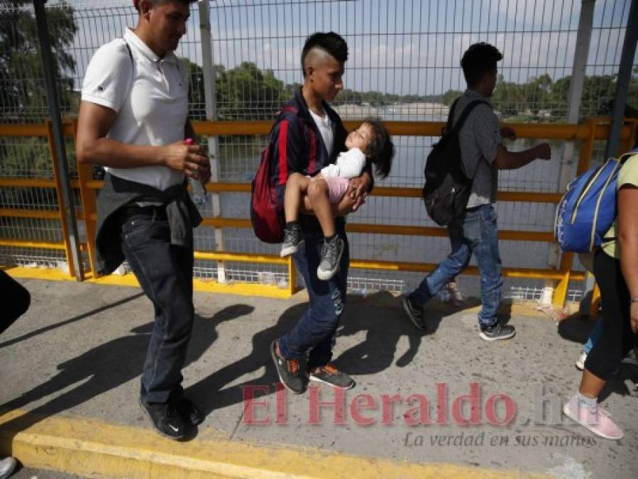 10 desgarradoras imágenes de la caravana migrante que busca paso hacia EEUU