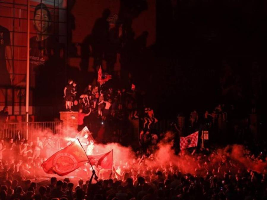 ¡Se les olvidó la pandemia! Miles celebran el título del Liverpool