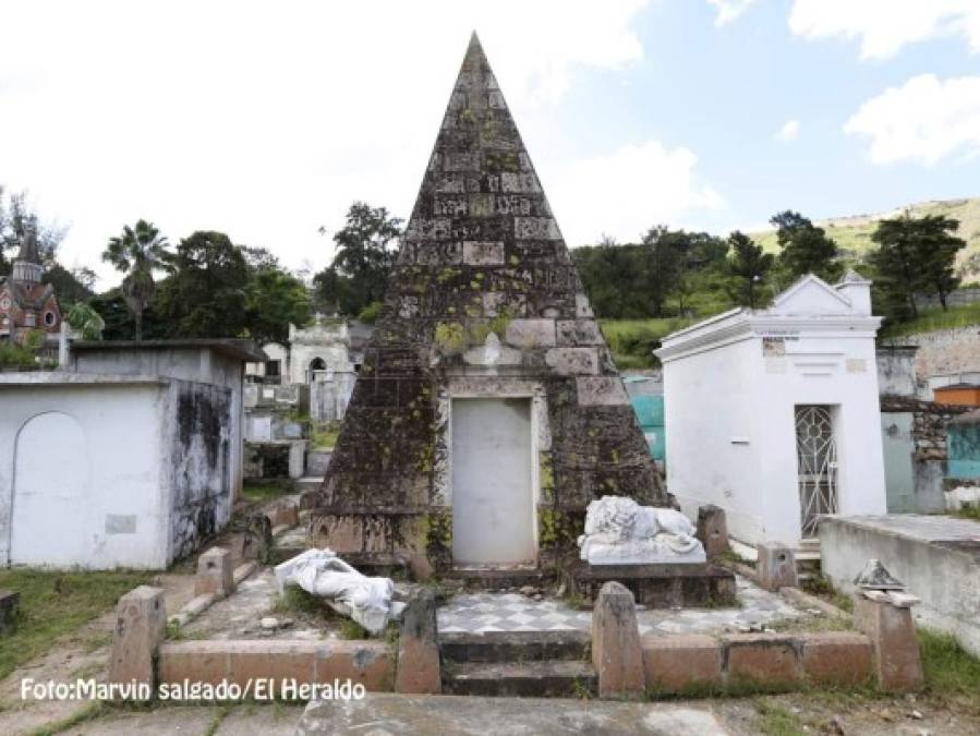 12 tumbas icónicas del Cementerio General de Comayagüela en el Distrito Central