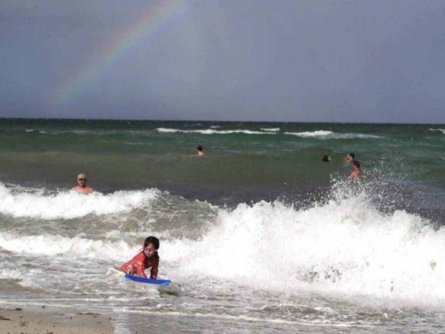 FOTOS: El huracán Isaías azota las Bahamas mientras avanza a Florida