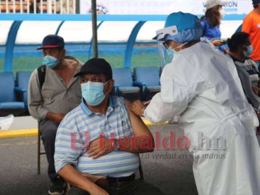 Masiva asistencia: Así comenzó el 'Vacunatón' contra el covid-19 en la capital