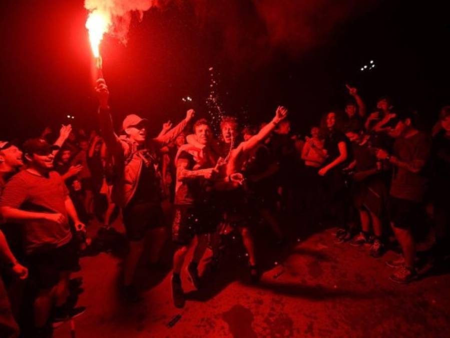 ¡Se les olvidó la pandemia! Miles celebran el título del Liverpool