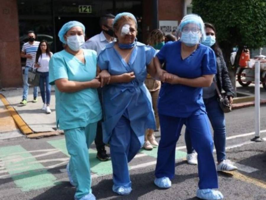 Pánico, pacientes en camilla a la calle y derrumbes: los daños del sismo en México (FOTOS)