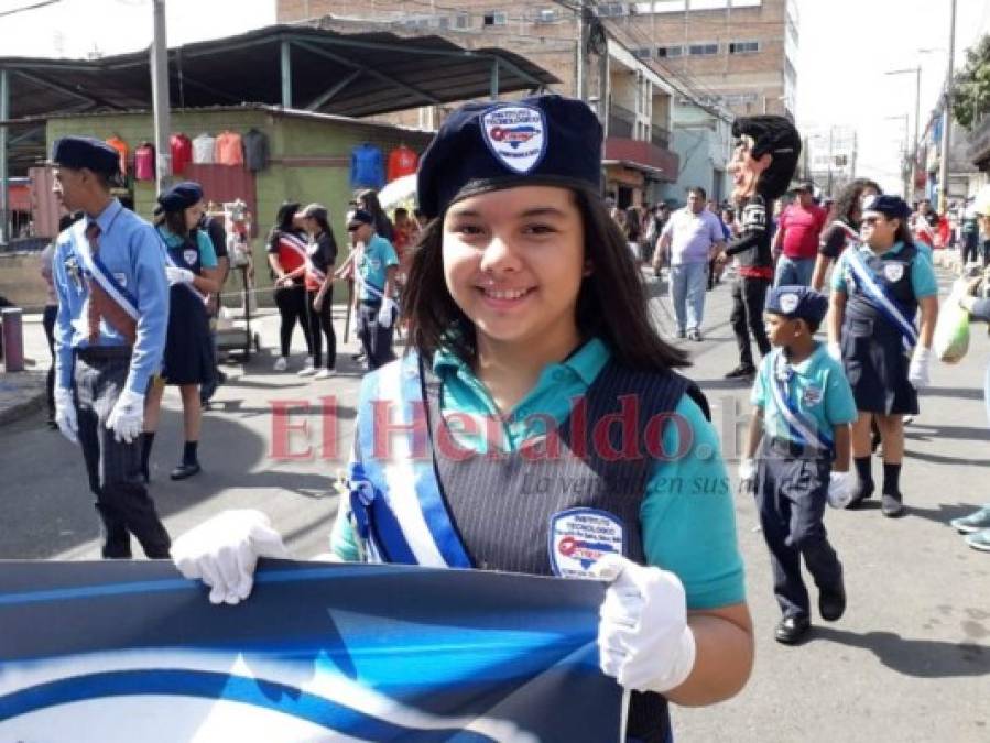 FOTOS: Coloridos desfiles protagonizaron al menos 300 escuelas en la capital