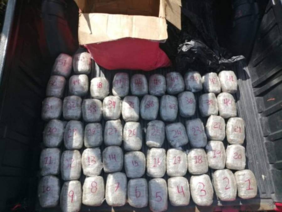 Unos 52 paquetes de droga hallaron escondidos en camión cisterna (FOTOS)