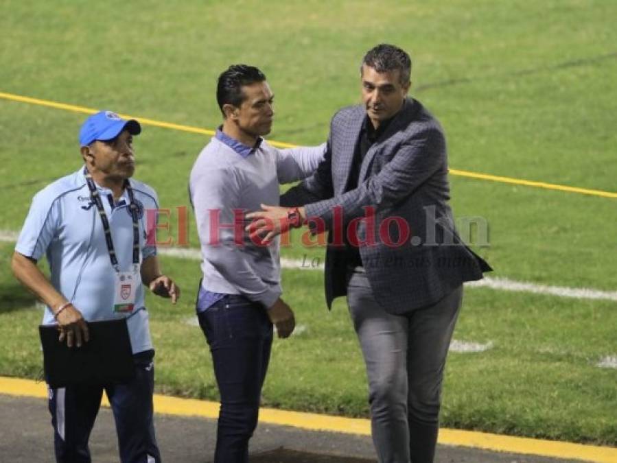 Diego Vazquez y su elegante atuendo en la final Motagua vs Saprissa