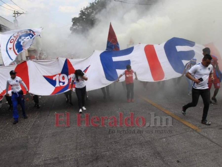 Ultra Fiel llena de algarabía la Plaza Central de Tegucigalpa previo al clásico entre Olimpia y Motagua