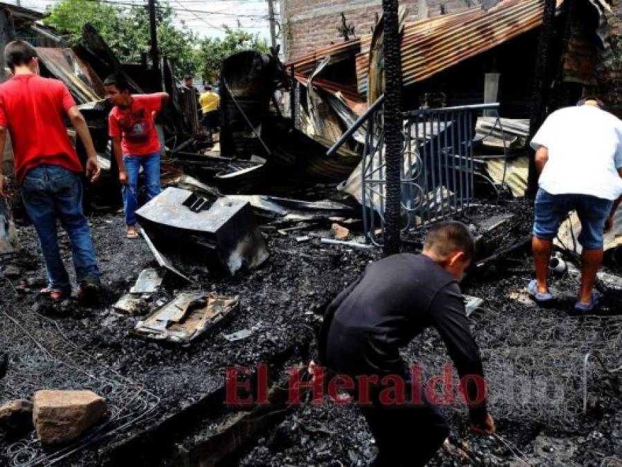 Lágrimas y dolor: incendio arrasa con dos casas en la Nueva Capital (FOTOS)