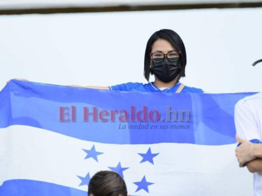 Bellas aficionadas engalanan el Olímpico; disfrutarán el Honduras-Costa Rica