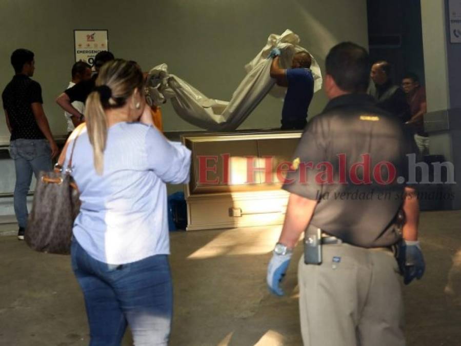 FOTOS: Dolor embargó a familiares que retiraron cuerpo de joven madre tras presunta mala praxis en el IHSS