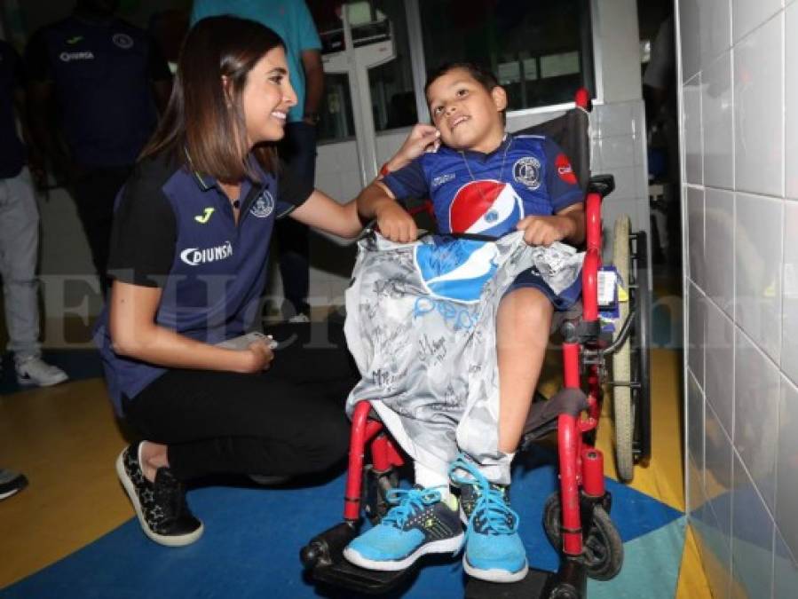 Motagua llena de alegría al pequeño José Luis Castellanos, un niño que sufre hemofilia