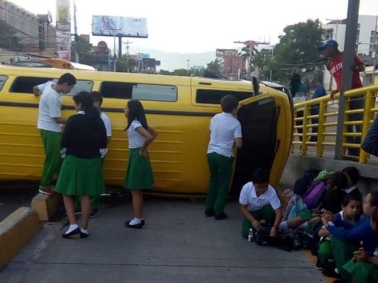 FOTO: Busito escolar se vuelca en el bulevar Suyapa de Tegucigalpa