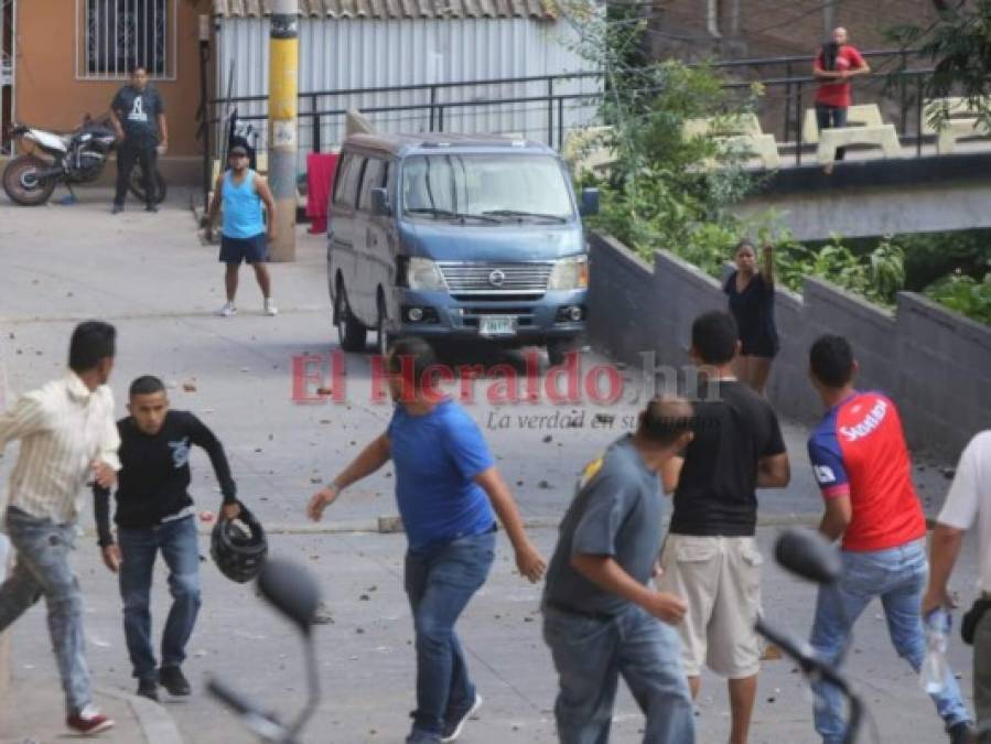 Armas, palos y piedras: Enfrentamiento entre pobladores y miembros PN