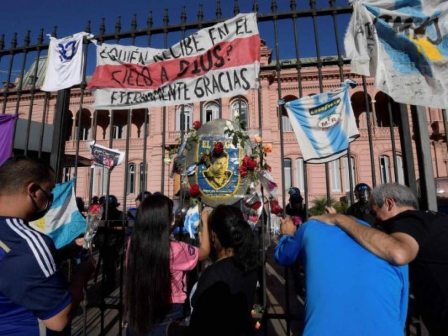 Entre gritos, aplausos y llanto, así fue la salida del féretro de Maradona hacia el cementerio