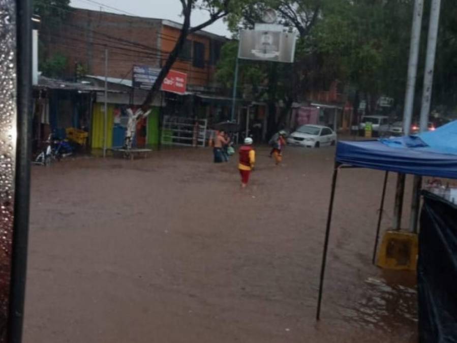 FOTOS: Lluvias dejan vehículos atrapados y convierten calles en ríos