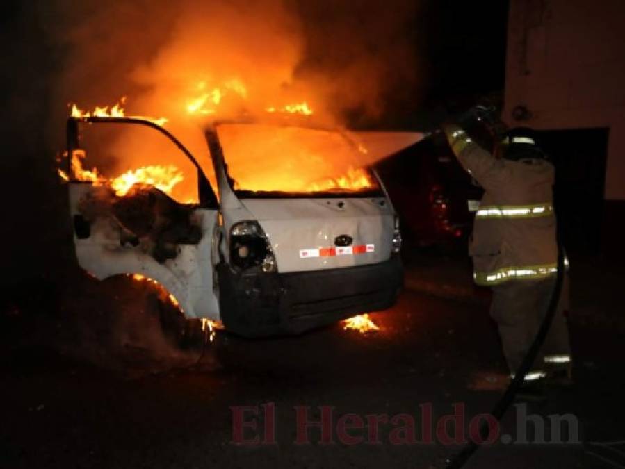 FOTOS: Así quedó el vehículo de la Policía incendiado afuera del Estadio Nacional