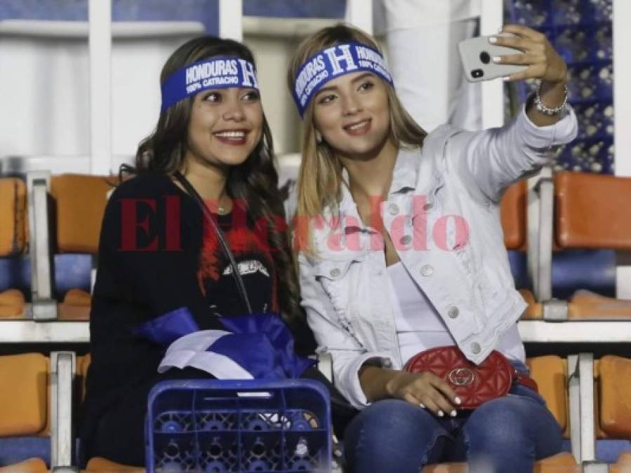 Las bellezas ponen un ambientazo en el Nacional para el Honduras vs Panamá