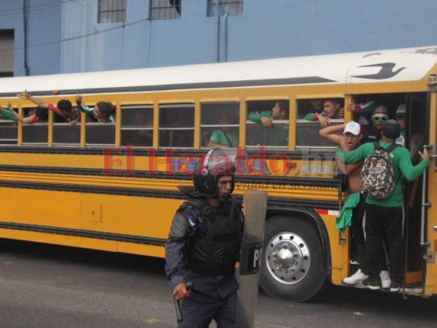 Fotos: Barras y policías se enfrentan frente al estadio en partido Motagua vs Marathón