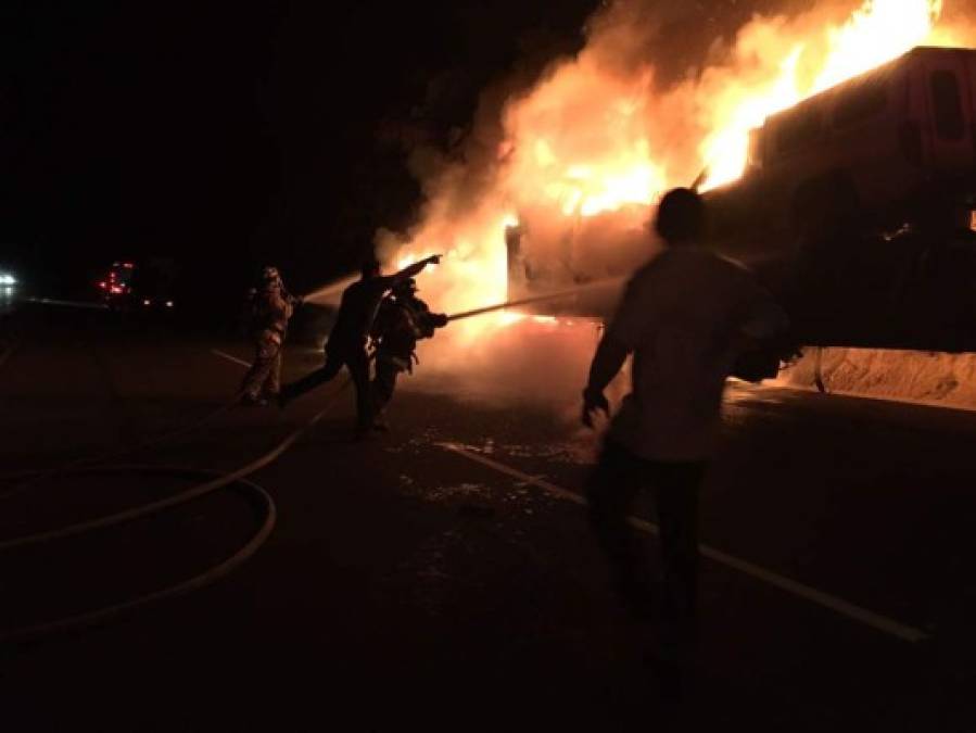 Impactantes imágenes del incendio de vehículos en cuesta de La Virgen