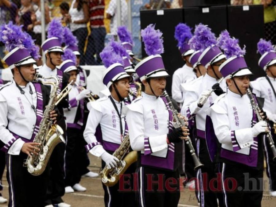 FOTOS: Extravagantes y vistosos trajes de las bandas en los desfiles