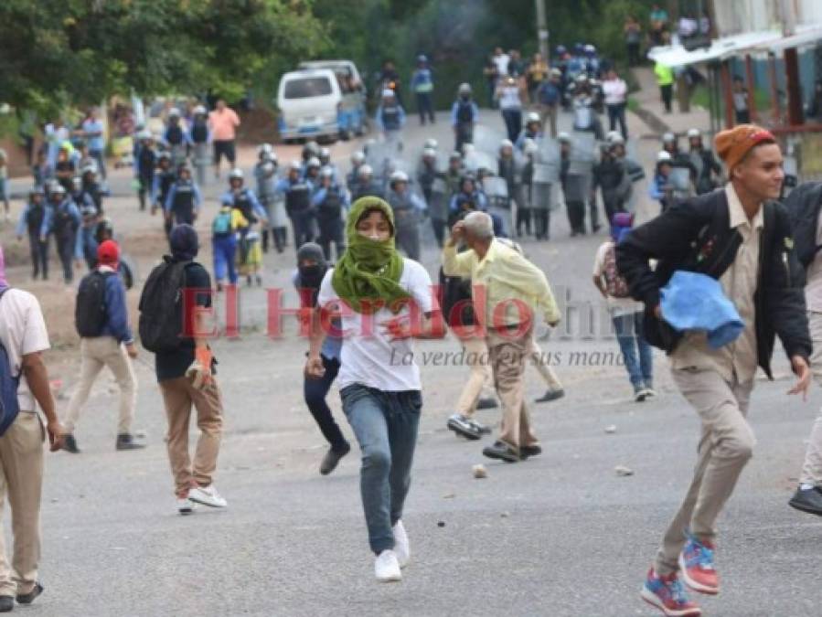 FOTOS: Las imágenes que han dejado los fuertes enfrentamientos entre estudiantes del Técnico Honduras y la Policía Nacional