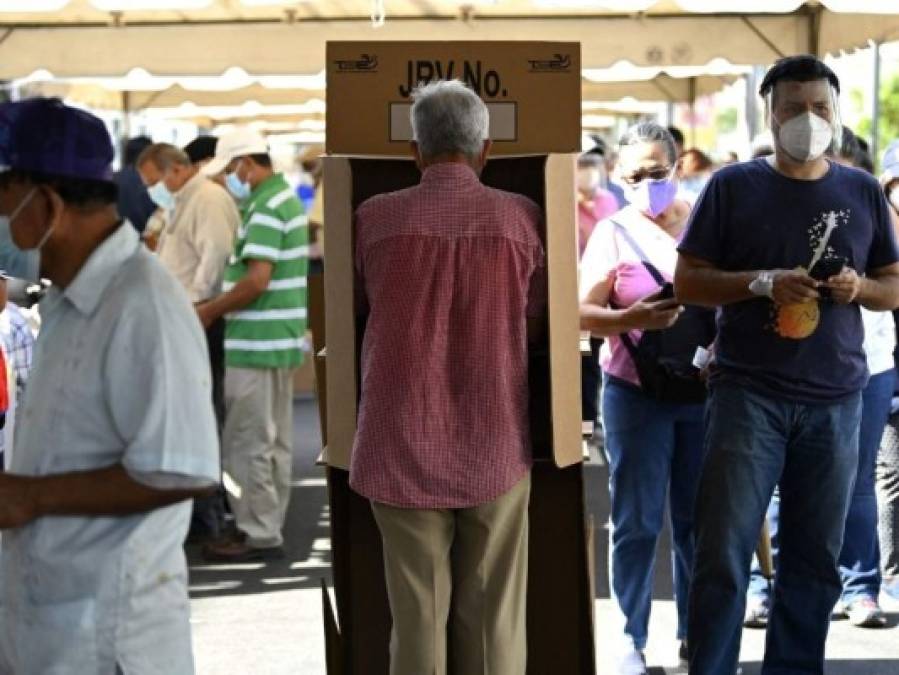 Mascarillas, empujones e irregularidades: así transcurren las elecciones en El Salvador (FOTOS)