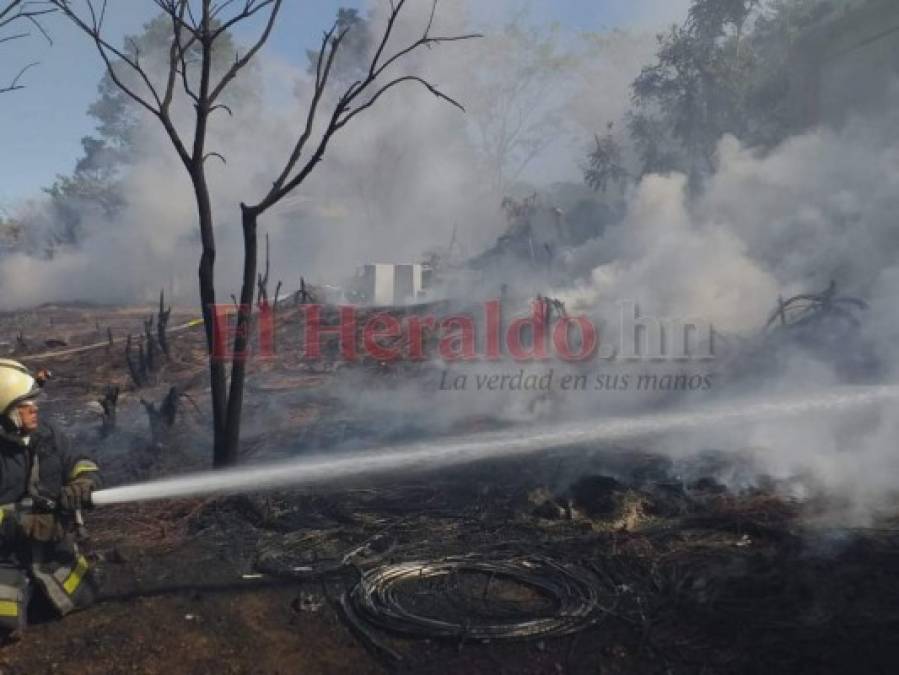 Columnas de humo tóxico y escombros, las imágenes del incendio en Las Tapias