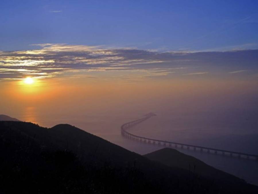 Espectaculares imágenes del puente más largo del mundo en Hong Kong