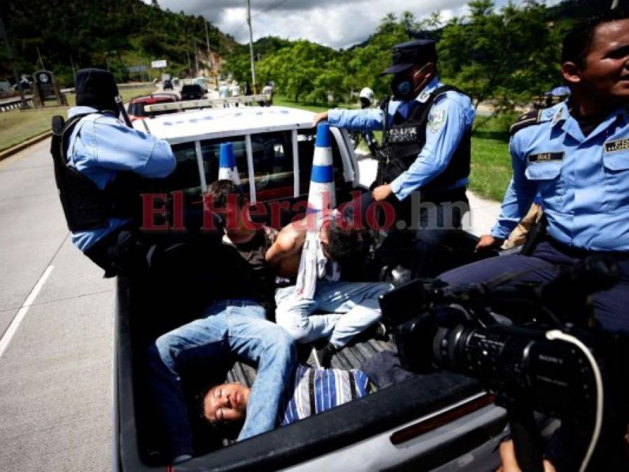 Golpeados y atados de pies y manos fueron entregados tres presuntos ladrones a la Policía (Fotos)