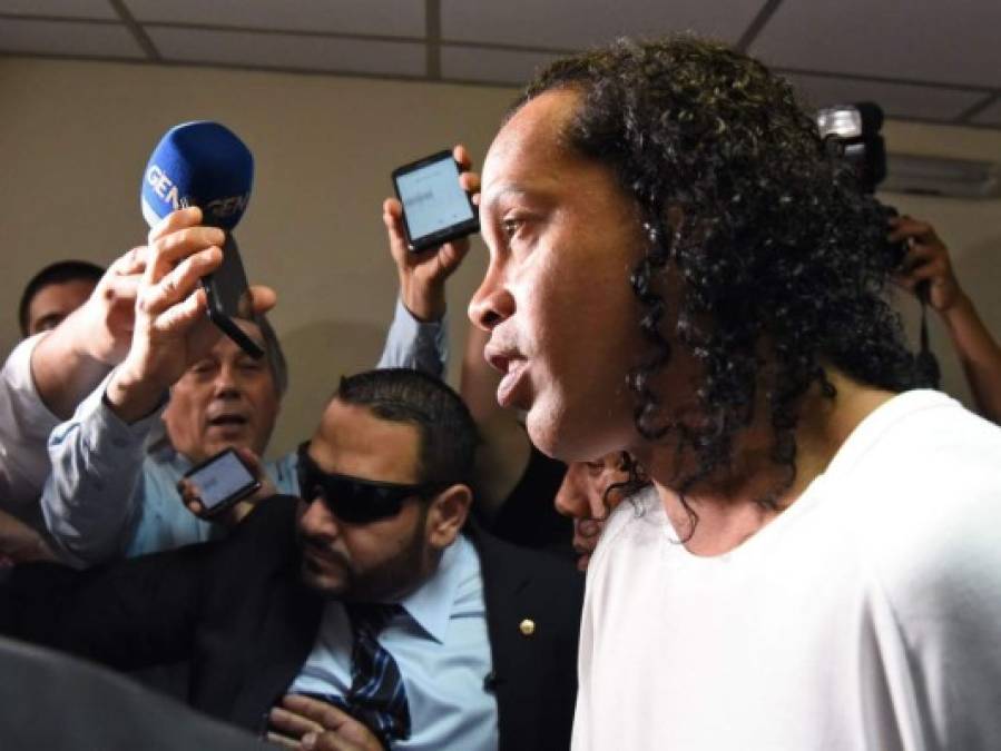 FOTOS: Esposado y pensativo, así compareció Ronaldinho en Paraguay