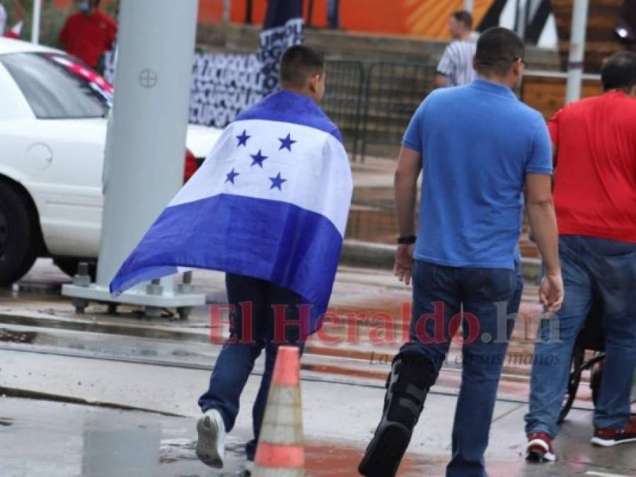 A pesar de la lluvia, fanáticos llegan al BBVA Compass y apoyan a Honduras