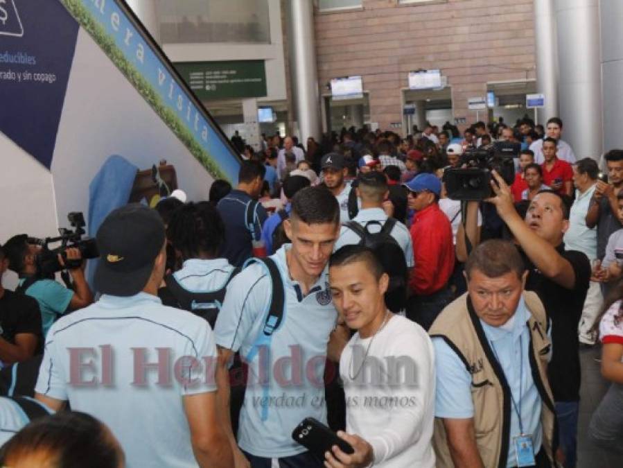 FOTOS: Entre abrazos y selfies, así viajó Motagua a Costa Rica para la final ante Saprissa